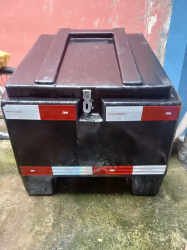 BAÚ 130 LITROS NOVO E JA COM O SUPORTE