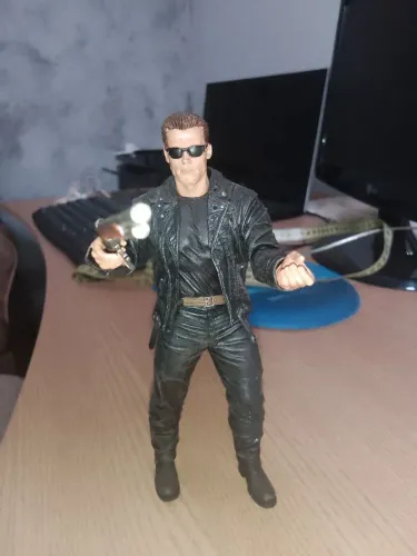 Acrion fires Exterminador do futuro