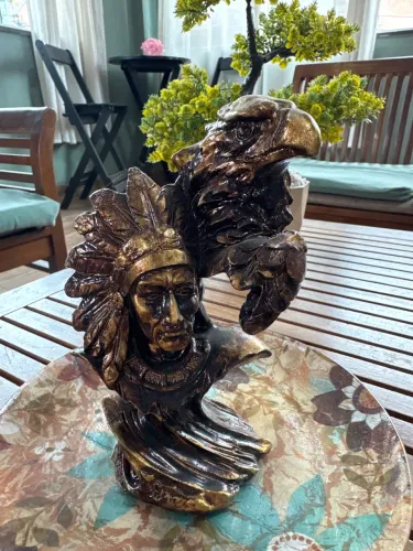 Escultura de Gesso Busto Indígena com Águia - 18x08x09cm