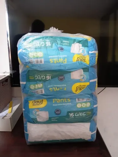 VENDO 4 PACOTES DE ROUPA ÍNTIMA DESCARTÁVEL G/EG