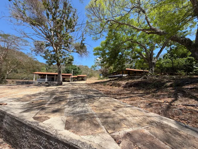 VENDO/TROCO FAZENDA EM ALTOS-Pi