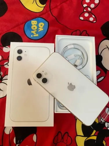 iPhone 11, seminovo bateria 98% ?700$ pra ir rápido tudo funcionando 