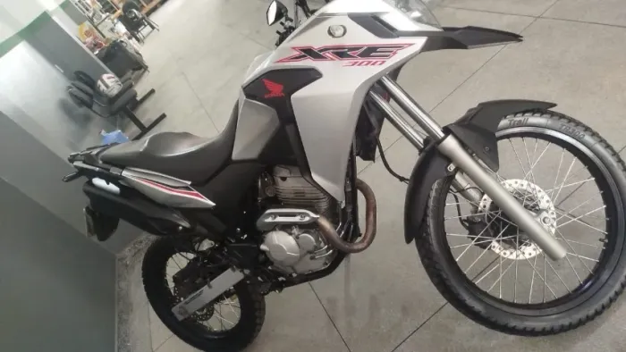 Honda XRE 300 extra de tudo 