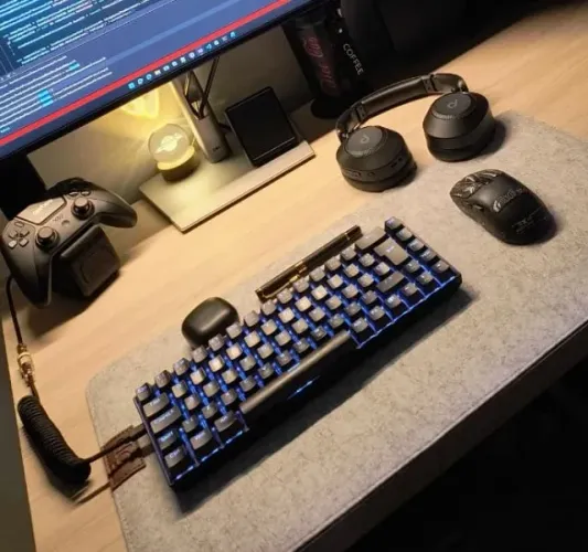 Teclado Mecânico 65% Hot-Swap, Switch Red + Cabo Coiled USB-C