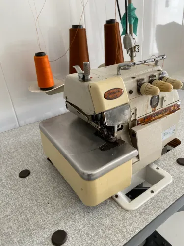 Overlock industrial Yamata 