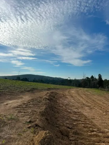 Chácara dos sonhos: 1000m² com nascente natural