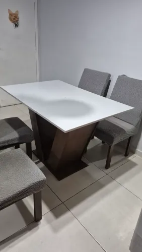 Mesa de jantar com 4 cadeiras