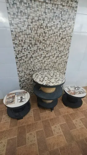 Mesa e duas cadeiras, decoração rústica 