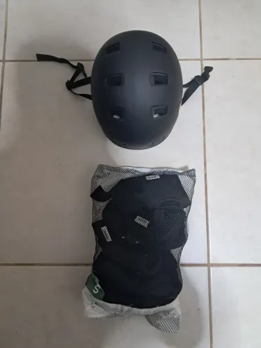 Kit de proteção e capacete nunca usado