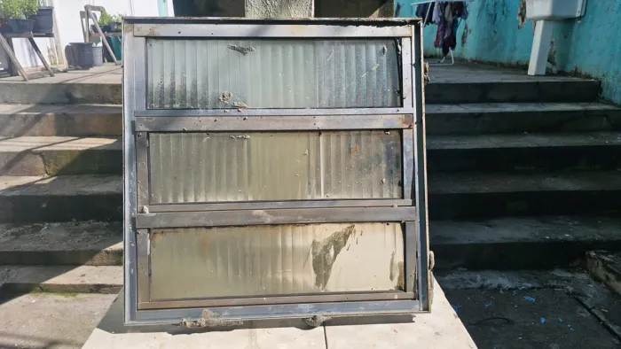 Vendo Basculante de alumínio 60 x 60