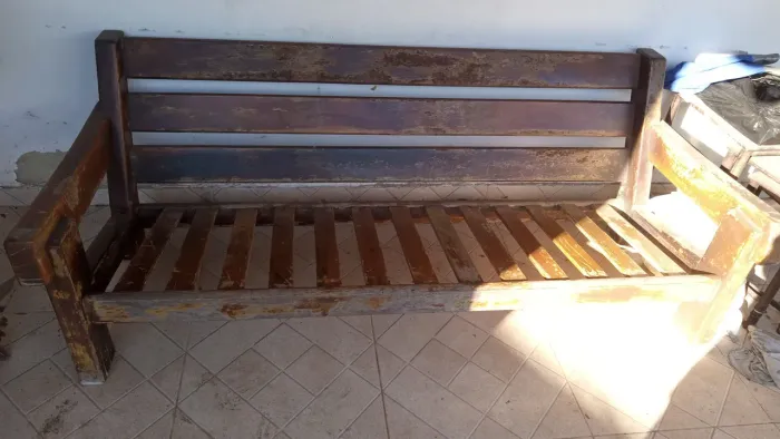 SOFÁ DE MADEIRA RÚSTICA 