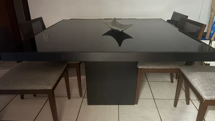 Mesa linda preta 6 lugares sem as cadeiras