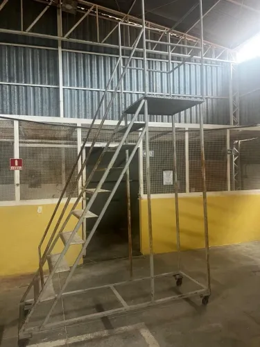 Escada industrial com rodas e guarda corpo
