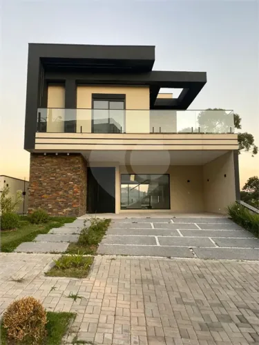 Casa de Condomínio à Venda | 3 suítes | piscina | 4 vagas em Mogi das Cruzes!
