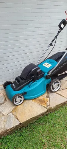 Carrinho cortador de grama profissional a bateria Makita