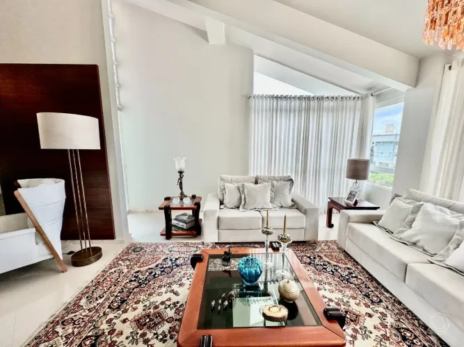 Casa Residencial com 4 quartos sendo 3 suítes e 540 m² na Praia Brava