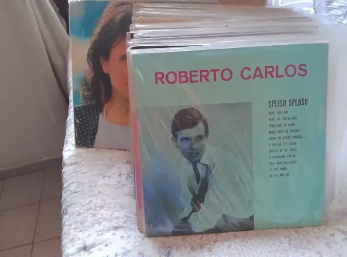 Vendo coleções de cds e Lps originais de Roberto Carlos.