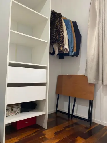 Closet Aberto Branco com Nichos, Gavetas e Arara Lateral
