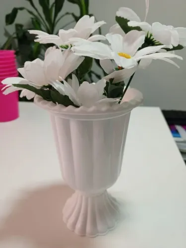 Desapego Vaso de Plástico com flor de plástico/ Para Festa na Mesa e decoração de festa.