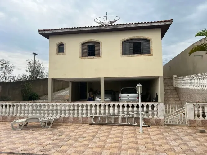 Casa de três dormitórios com piscina