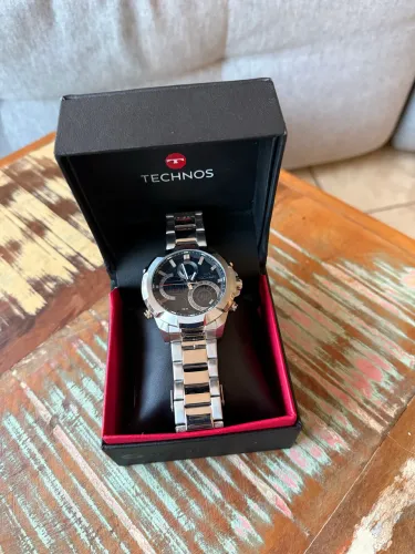 Relógio Technos Digiana masculino com caixa e pulseira de aço inox.