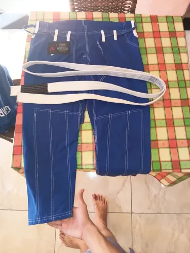 Kimono de jiu jitsu com faixa