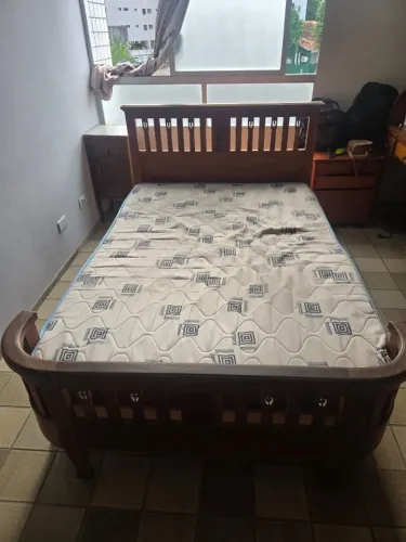 : Cama de Casal em Madeira Maciça com Entalhes + Colchão - Perfeito Estado