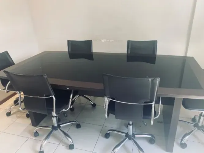 Mesa de Reunião Executiva 2,20m x 1,10m com Tampo de Vidro Escuro + 6 Cadeiras Giratórias 