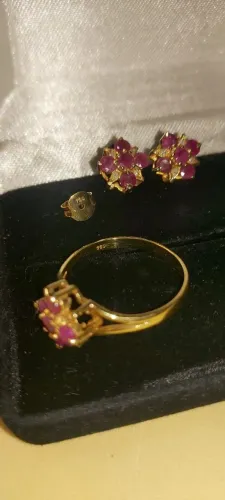 Aliança e dois brincos de ouro com diamates e rubis, originais com nota fiscal certificado