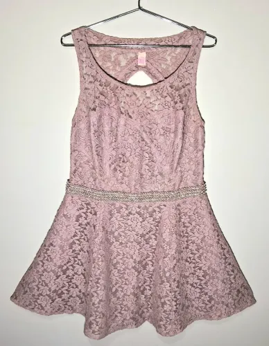 Vestido de renda, cinto de pérolas 