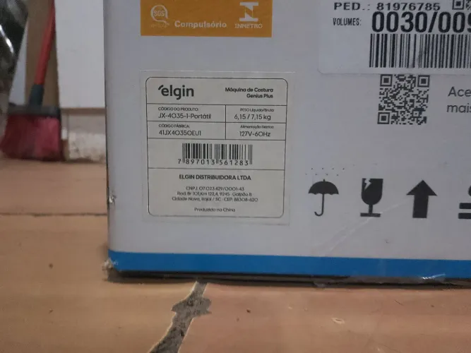 Máquina de costura nova na caixa 