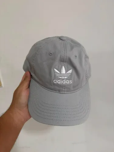 BONÉ ADIDAS CINZA