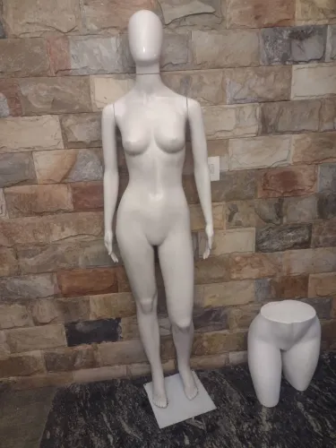 Manequim de corpo inteiro e manequim de bermuda