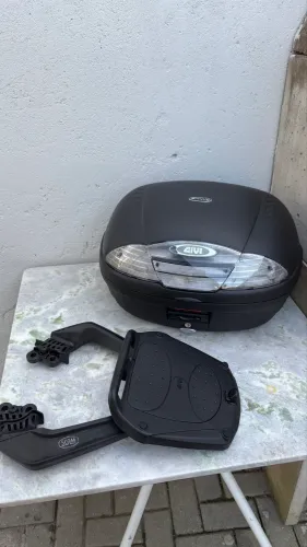 Baú Givi Fumê 45 Litros + Suporte de Baú Scam