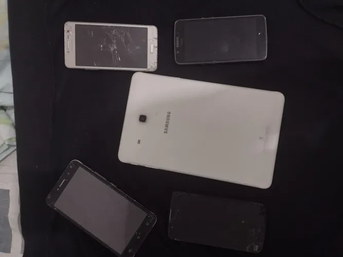 Vendo lote com 5 celulares para retirada de peças.