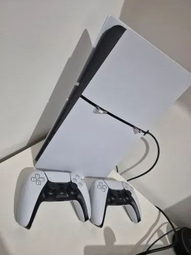 PS5 Slim Digital (Versão Americana) + 2 controles + assinatura anual PS Plus DELUXE