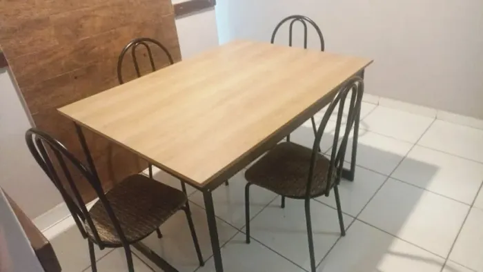 Mesa ótima com 4 cadeiras