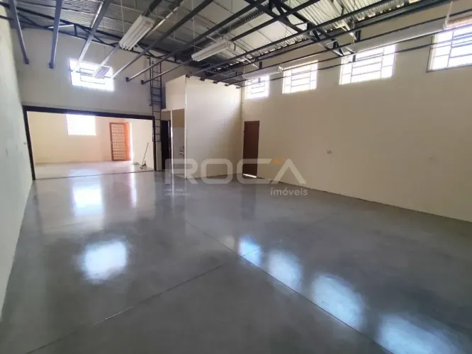 [24136-39659] Salão Comercial para Locação com Espaço Amplo e Dois Banheiros