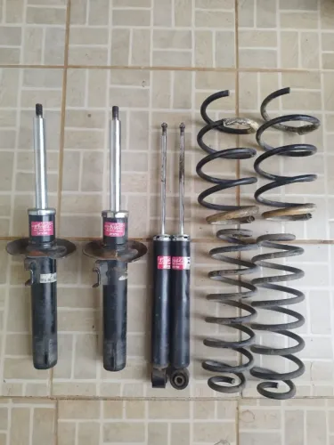 Vendo suspensão original completa marca kyb serve em passat e jetta