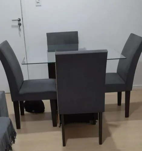 Vendo mesa com tampo de vidro e 4 cadeiras