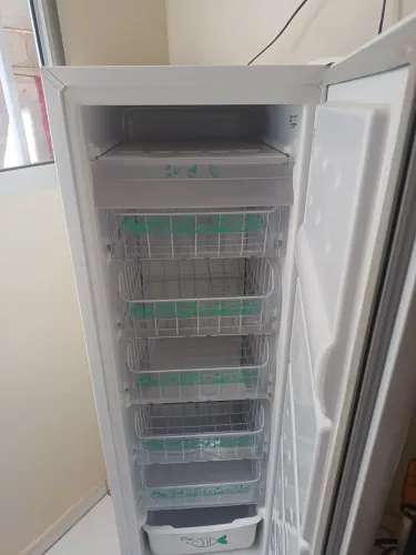 Freezer semi novo