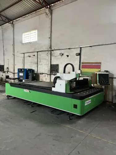 Máquina de Corte a Laser e Compressor