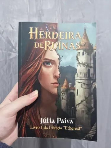 Livro romance Herdeira de Ruínas por Júlia Paiva