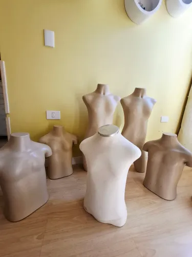 Conjunto com 6 Manequins para Loja/Vitrine - Femininos e masculinos  - Ótimo Preço