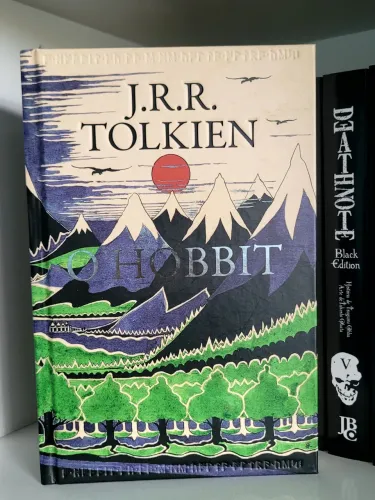 O Hobbit - J.R.R. Tolkien (Capa Dura) + Pôster Valfenda Emoldurado