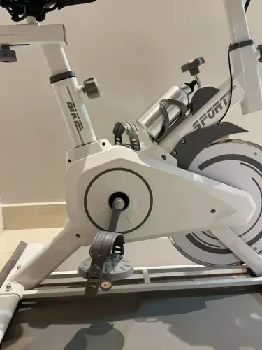 Bike Ergométrica 8kg Fitness Treino musculação Academia 120kg Branco com Painel Digital Sq