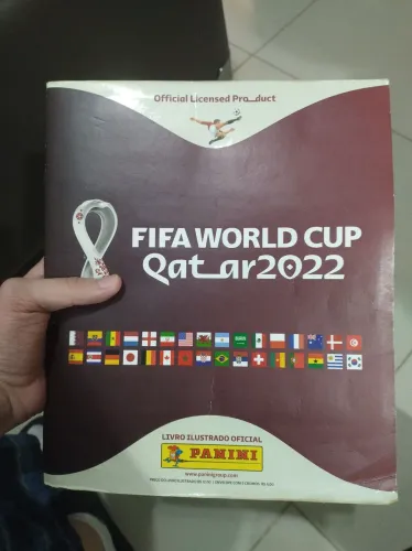 ÁLBUM DA COPA DE 2022 COMPLETO!! NÃO ESTA COM A PAGINA DA COCA PREENCHIDA.