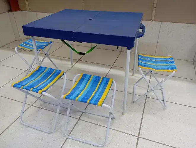 Mesa prática com 4 banquetas camping em forma de maleta mor cor azul R$ 430,00