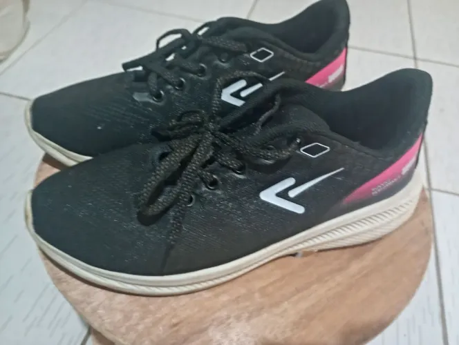 Tênis feminino quase novo N 38