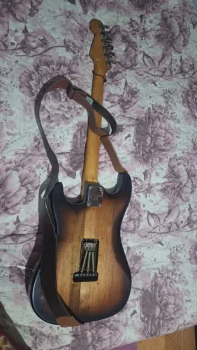 Guitarra stratocaster mais pedaleira mooer ge100